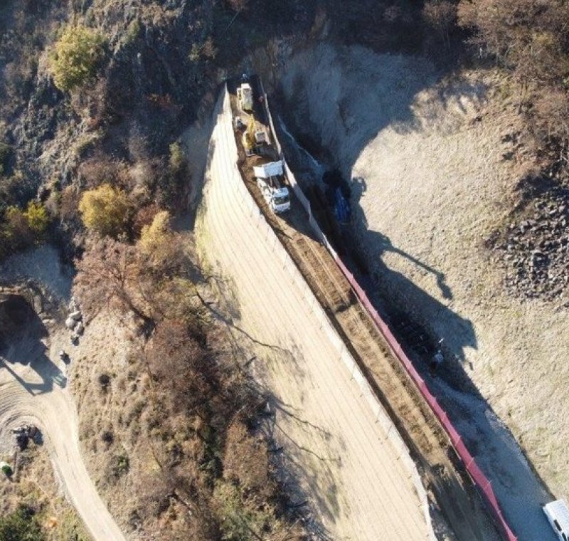 Bau eines Steinschlagschutzdammes in Tschars (BZ)