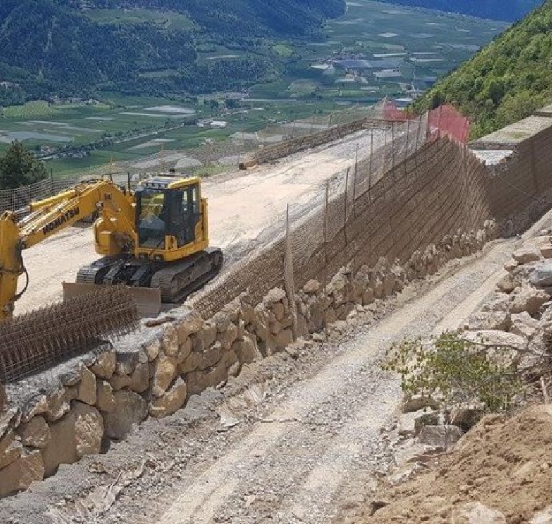 Bau eines Steinschlagschutzdammes in Tschars (BZ)