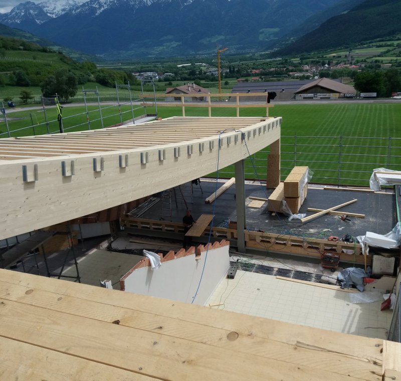 Anpassung der tragenden Dachstruktur inkl. des Dachaufbaus sowie Erweiterung des Wellnessbereichs im Obergeschoss des Hallenbades Mals