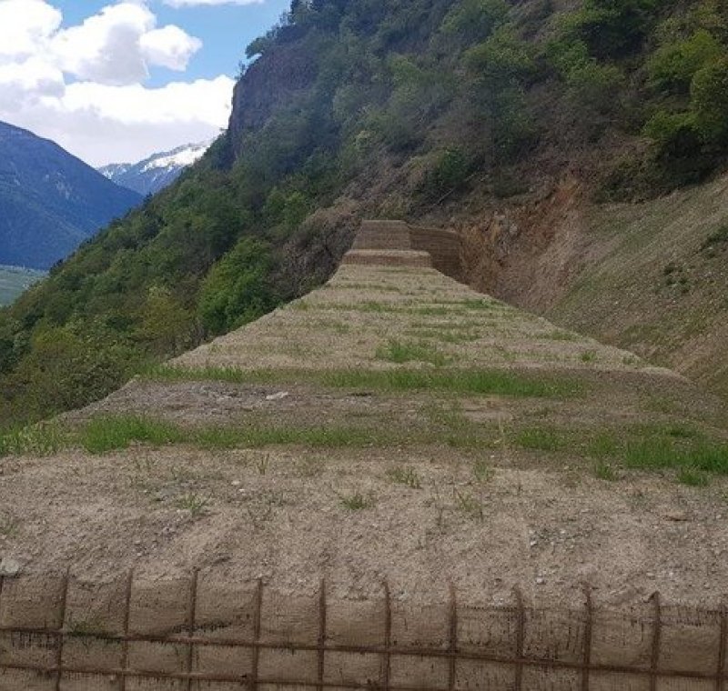 Bau eines Steinschlagschutzdammes in Tschars (BZ)
