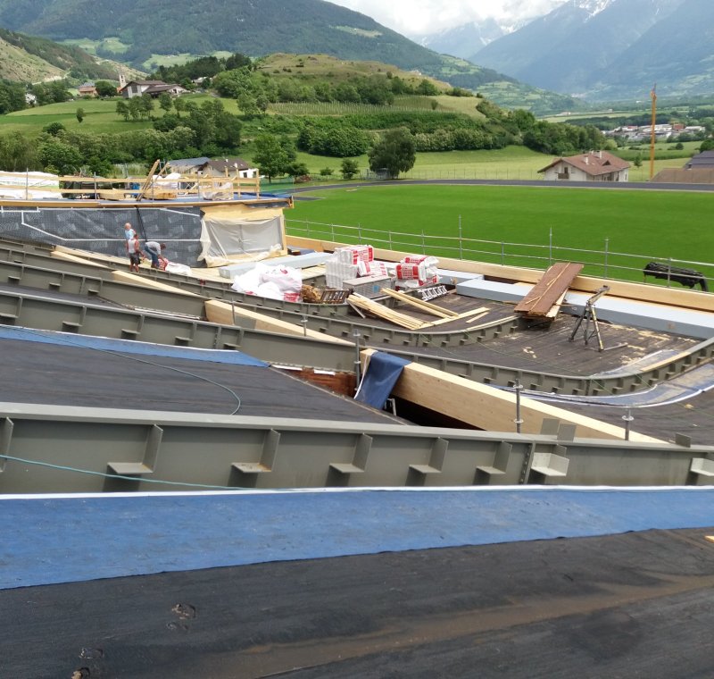 Anpassung der tragenden Dachstruktur inkl. des Dachaufbaus sowie Erweiterung des Wellnessbereichs im Obergeschoss des Hallenbades Mals