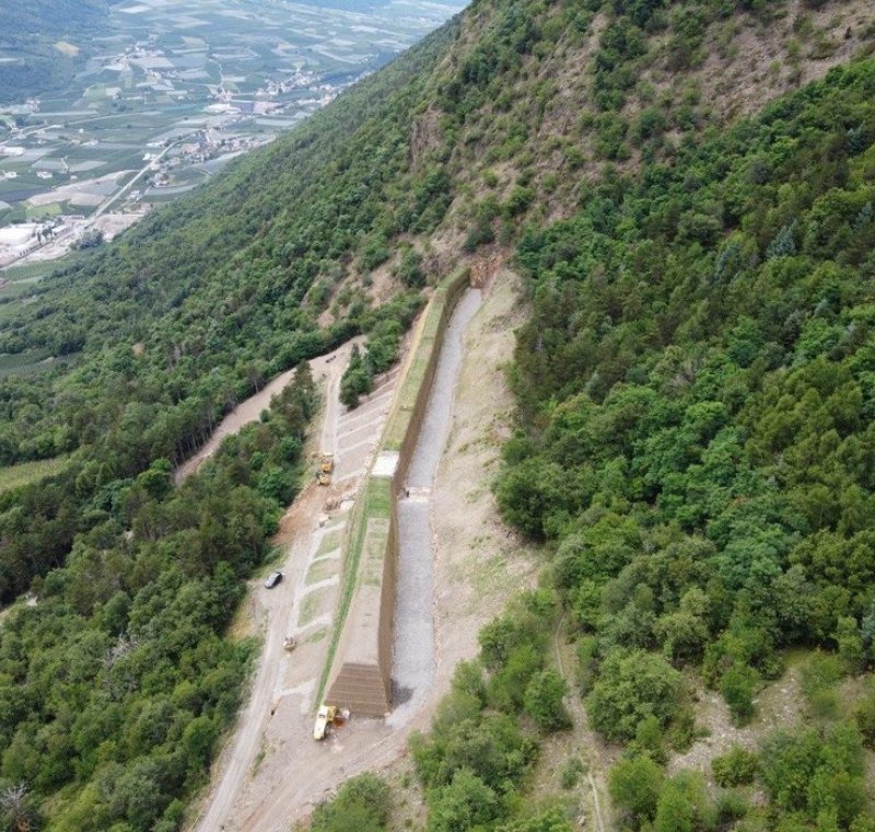 Bau eines Steinschlagschutzdammes in Tschars (BZ)